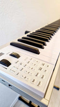 Load image into Gallery viewer, 88 lykla ferða-piano með MIDI, ásláttarskynjara, ljósi í lyklum til að læra
